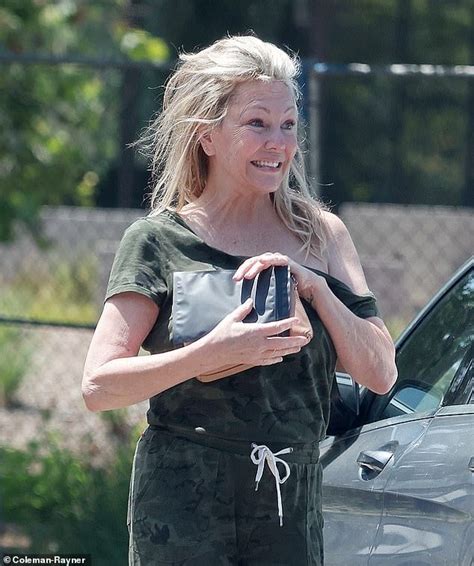 Heather Locklear is back on the booze and lost 40lbs。